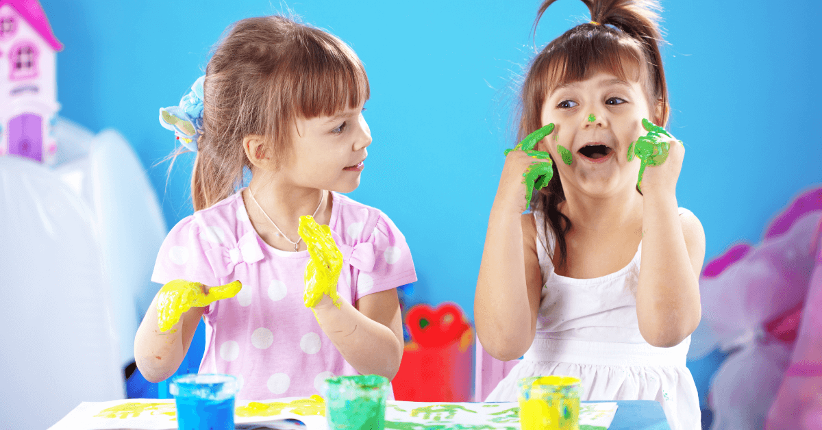 косметика для детей. дети красятся. маленькая девочка красит губы. дети красятся. девочка красится.