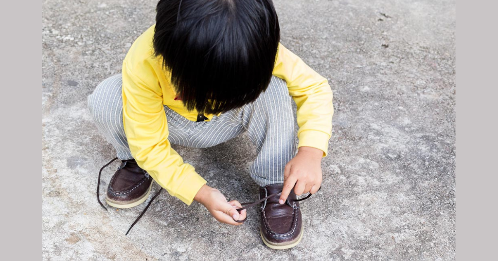 teaching kid to lace their shoes