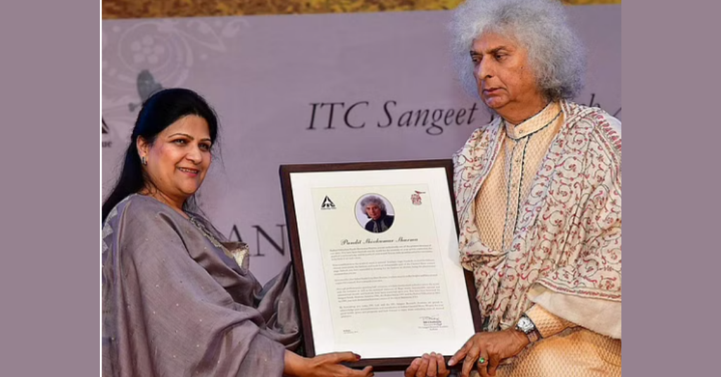 Pandit Shiv Kumar getting an award